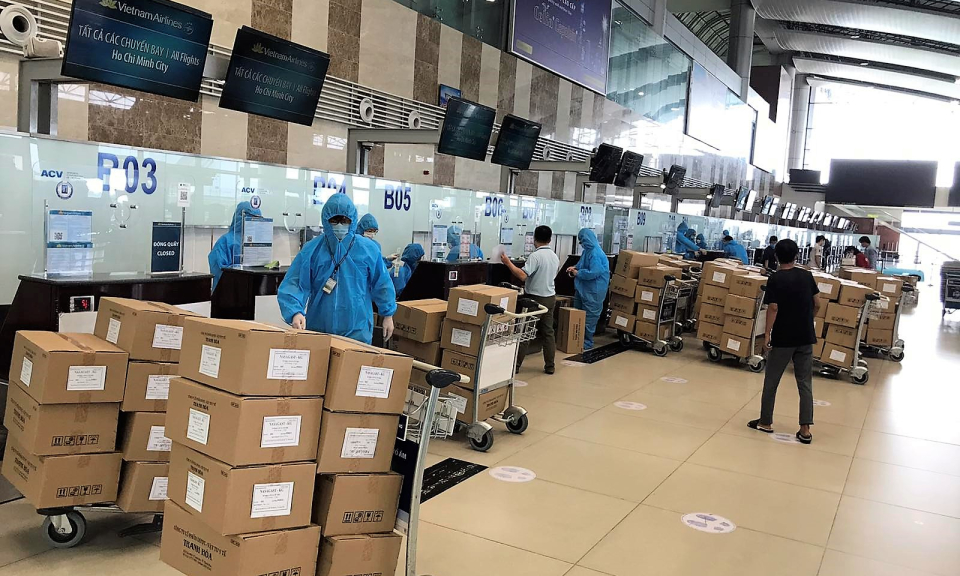 Vietnam Airlines chuy&ecirc;n chở đo&agrave;n 1.000 y, b&aacute;c sĩ v&agrave;o Nam chi viện chống dịch