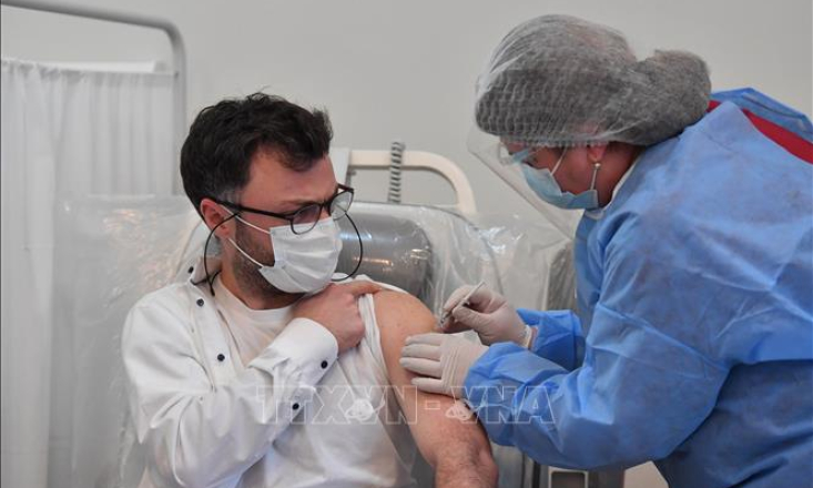 WHO k&ecirc;u gọi c&aacute;c nước gia hạn lệnh tạm ho&atilde;n đối với liều vaccine tăng cường