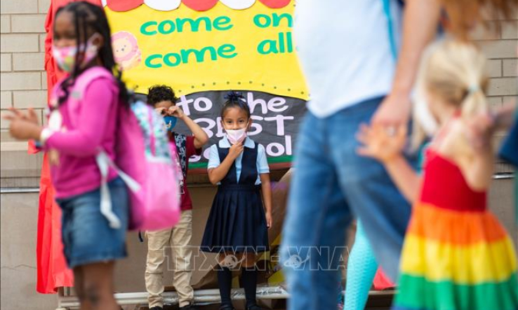 Giới chuy&ecirc;n gia cảnh b&aacute;o đợt b&ugrave;ng ph&aacute;t mới của dịch COVID-19 v&agrave;o m&ugrave;a đ&ocirc;ng tới