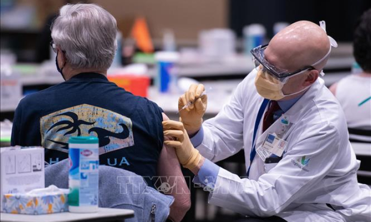 Mỹ cấp ph&eacute;p ti&ecirc;m liều vaccine tăng cường của Pfizer cho người cao tuổi