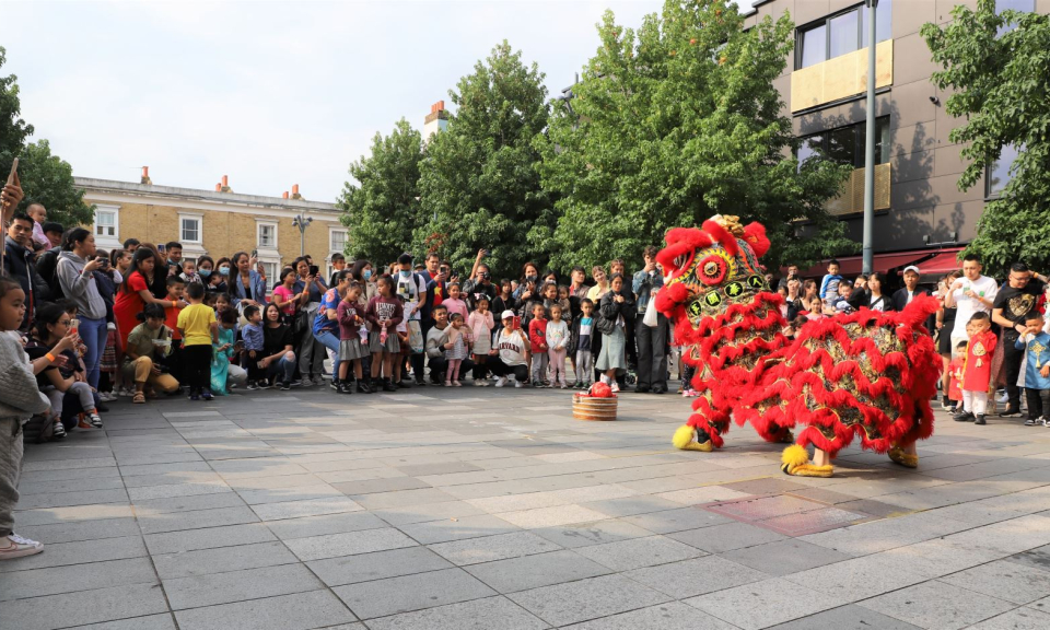 Người Việt tại Anh tưng bừng đ&oacute;n Tết Trung thu