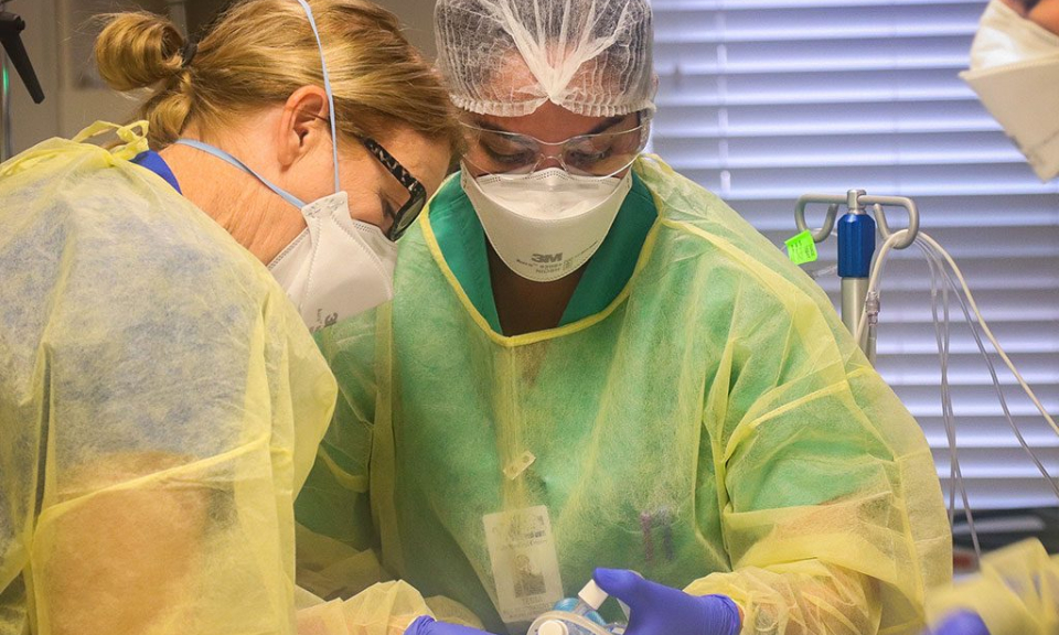 Những phương ph&aacute;p điều trị mới gi&uacute;p ngăn chặn t&aacute;c động tồi tệ nhất của COVID-19