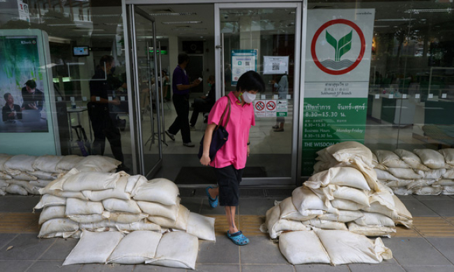 Lũ lụt t&agrave;n ph&aacute; 1/3 diện t&iacute;ch Th&aacute;i Lan, thủ đ&ocirc; Bangkok được đặt trong t&igrave;nh trạng b&aacute;o động