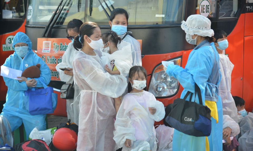 TP Hồ Ch&iacute; Minh hỗ trợ c&aacute;c tỉnh đ&oacute;n khoảng 2.700 người d&acirc;n về qu&ecirc;