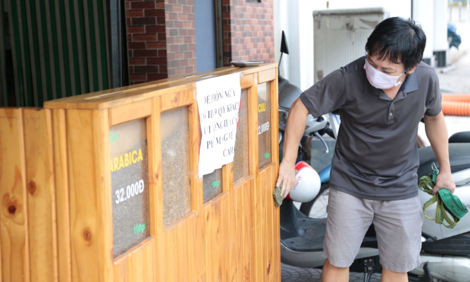 TP Hồ Ch&iacute; Minh: Ng&agrave;y đầu ti&ecirc;n cửa h&agrave;ng ăn uống được ph&eacute;p b&aacute;n trở lại