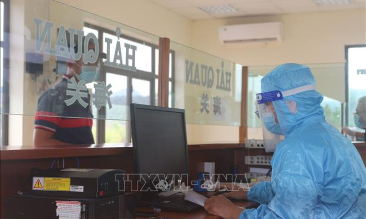 Thời gian l&agrave;m c&aacute;c thủ tục thương mại qua bi&ecirc;n giới với h&agrave;ng xuất khẩu giảm hơn 57 giờ