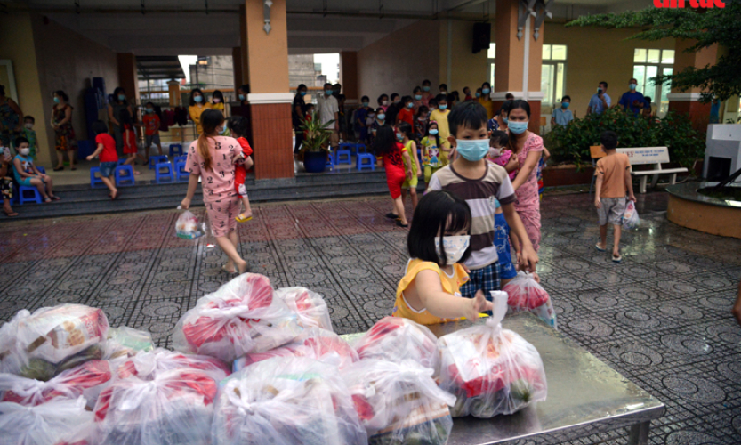 Chung tay v&igrave; trẻ em bị ảnh hưởng bởi dịch COVID-19 -Dang rộng v&ograve;ng tay gi&uacute;p trẻ