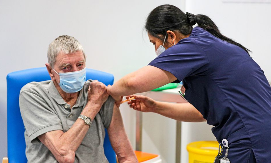 Người kh&ocirc;ng ti&ecirc;m vaccine c&oacute; nguy cơ t&aacute;i nhiễm COVID-19 nhiều lần