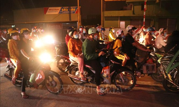 C&ocirc;ng d&acirc;n trở về vượt 7.000 người, C&agrave; Mau lo ngại dịch b&ugrave;ng ph&aacute;t