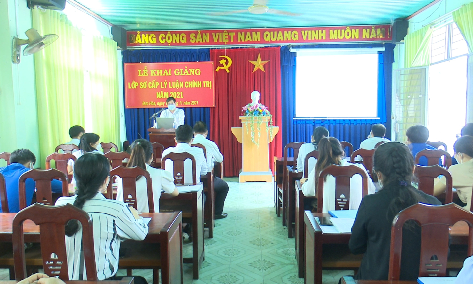 Đức Ho&agrave; tổ chức khai giảng lớp sơ cấp l&yacute; luận ch&iacute;nh trị