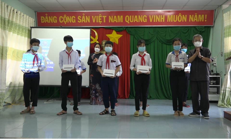Kiến Tường: Trao tặng m&aacute;y t&iacute;nh cho học sinh từ chương tr&igrave;nh &ldquo;S&oacute;ng v&agrave; m&aacute;y t&iacute;nh cho em&rdquo;.