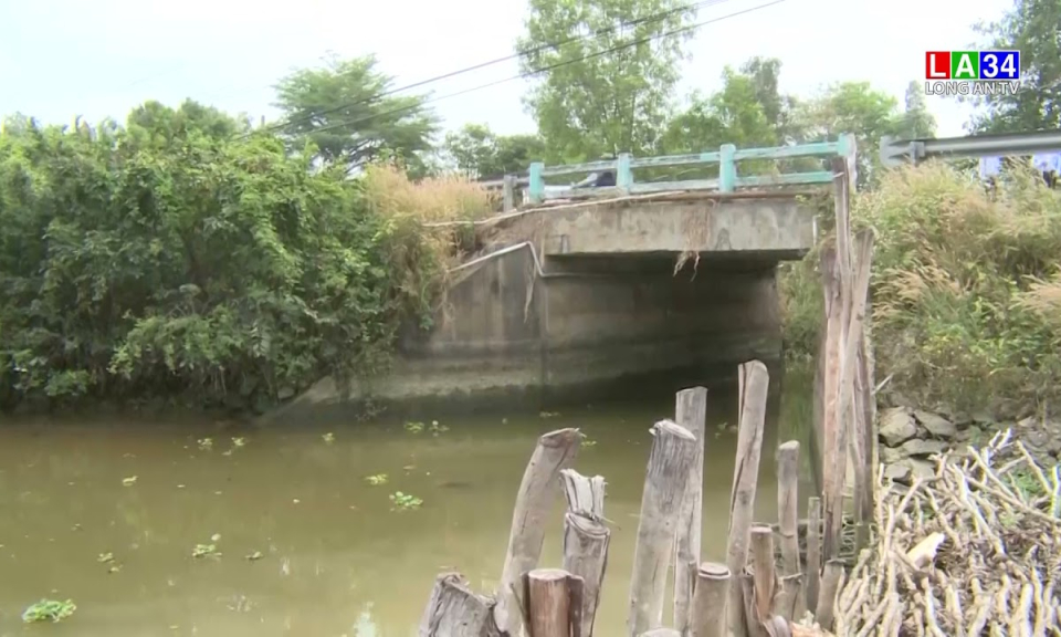 Khẩn cấp sửa chữa c&aacute;c cửa của &acirc;u t&agrave;u Rạch Chanh để ph&ograve;ng, chống hạn mặn
