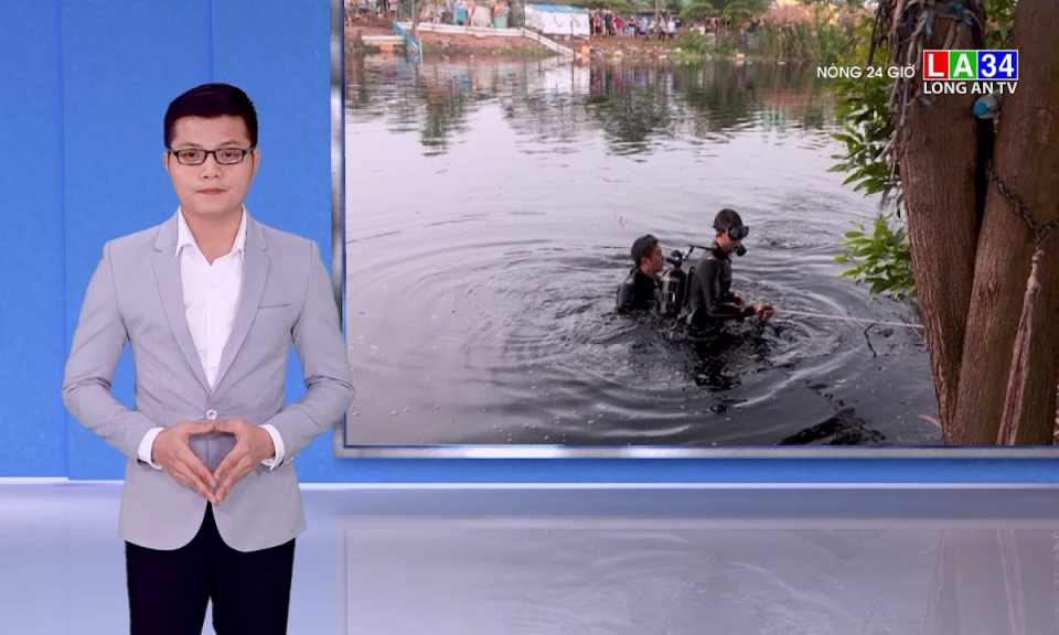 Cảnh s&aacute;t lặn dưới k&ecirc;nh đen ng&ograve;m t&igrave;m người đ&agrave;n &ocirc;ng ở TP.HCM tự tử