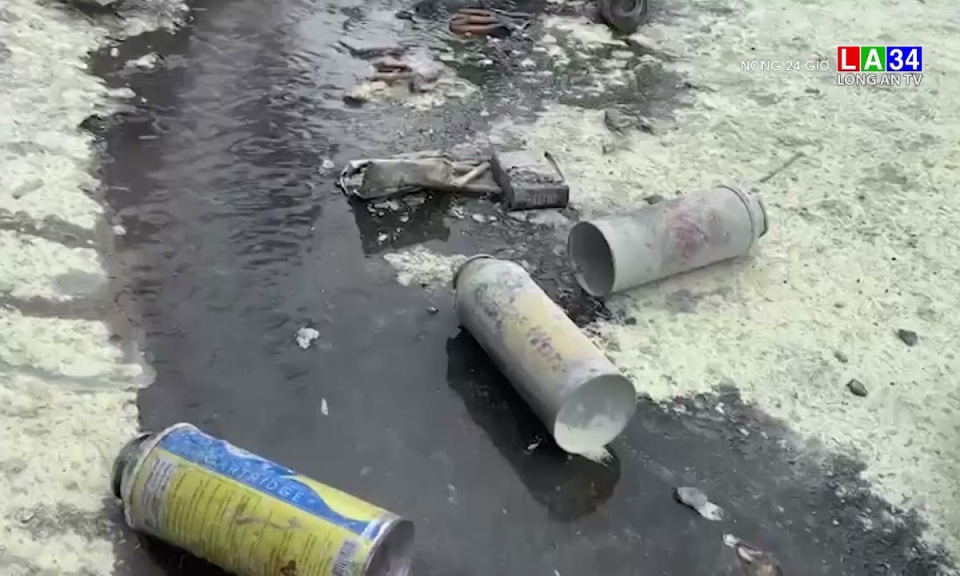 H&atilde;i h&ugrave;ng với cảnh tượng nhiều b&igrave;nh gas mini tr&ecirc;n xe m&aacute;y ph&aacute;t nổ