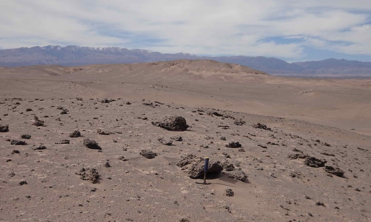 Sao chổi cổ đại biến sa mạc kh&ocirc; cằn nhất thế giới th&agrave;nh thuỷ tinh