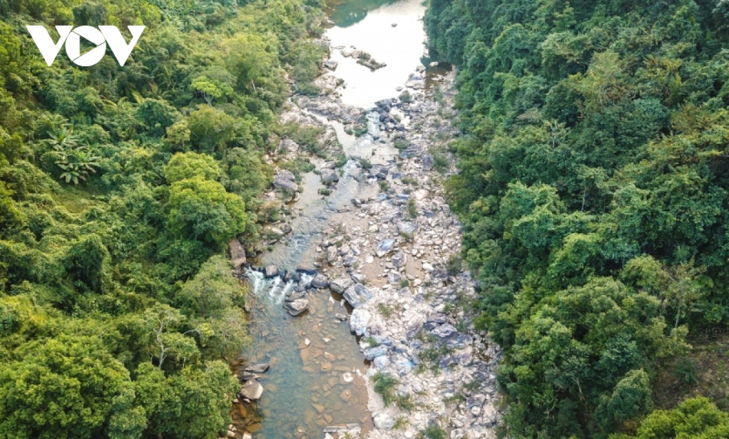 Điểm độc đáo của Lang Cang là độ thoải của thác. Lang Cang không kỳ vĩ mà chậm rãi rì rào suốt 200m thác chính và gần 2km vùng hồ đệm.