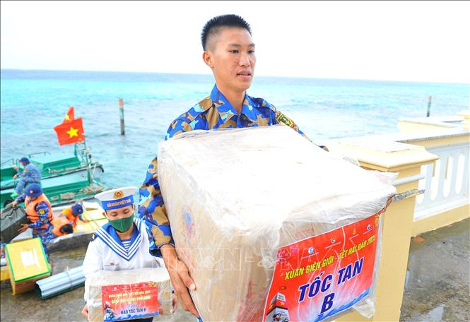 Cán bộ, chiến sĩ đảo Tốc Tan B tiếp nhận quà Tết.