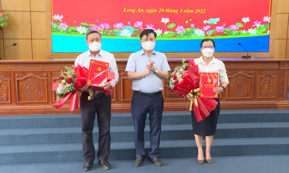 C&ocirc;ng bố quyết định của Ban Thường vụ Tỉnh ủy về c&ocirc;ng t&aacute;c c&aacute;n bộ