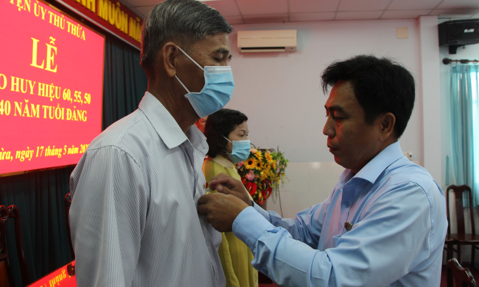 Thủ Thừa  trao huy hiệu 40 năm tuổi đảng