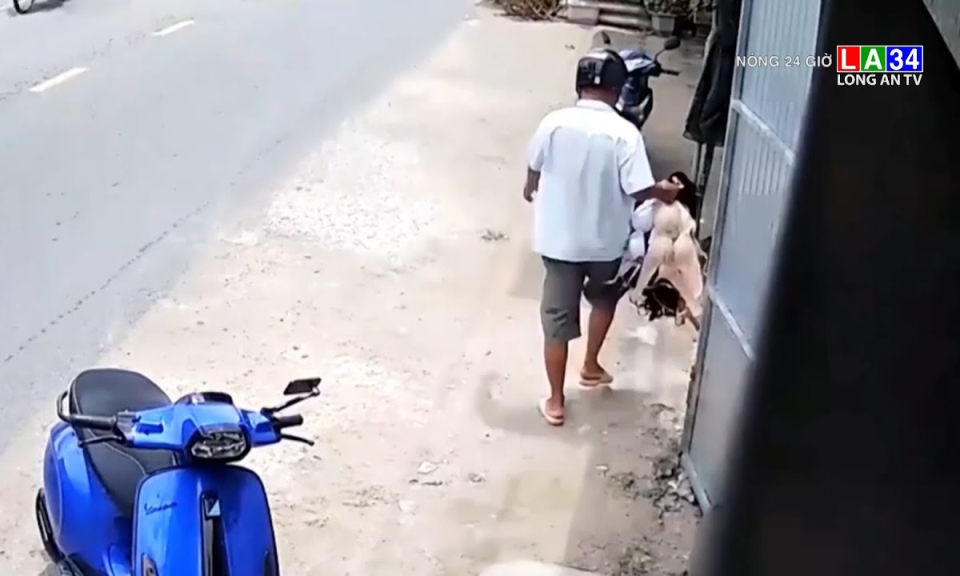 Người đ&agrave;n &ocirc;ng lạ trộm đồ l&oacute;t phụ nữ