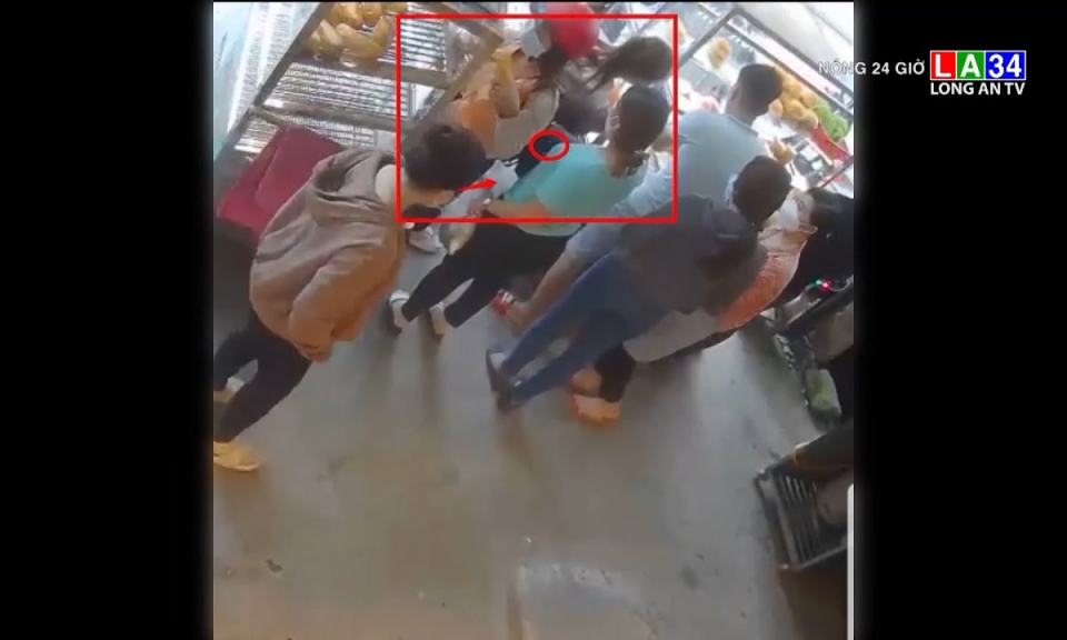 Bị m&oacute;c trộm t&agrave;i sản khi gh&eacute; mua đồ ăn s&aacute;ng