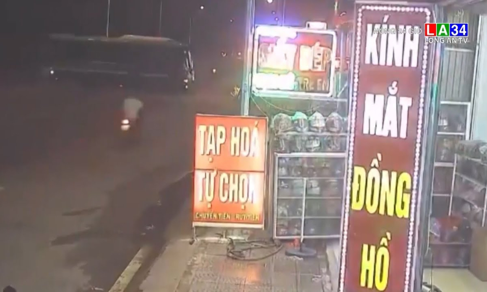 Xe m&aacute;y 'ph&oacute;ng như bay' đ&acirc;m &ocirc; t&ocirc; đang quay đầu