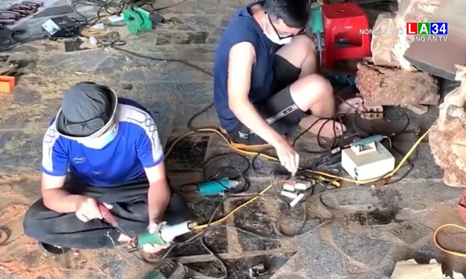 Bất cẩn cắm nhằm ổ điện v&agrave; c&aacute;i kết 