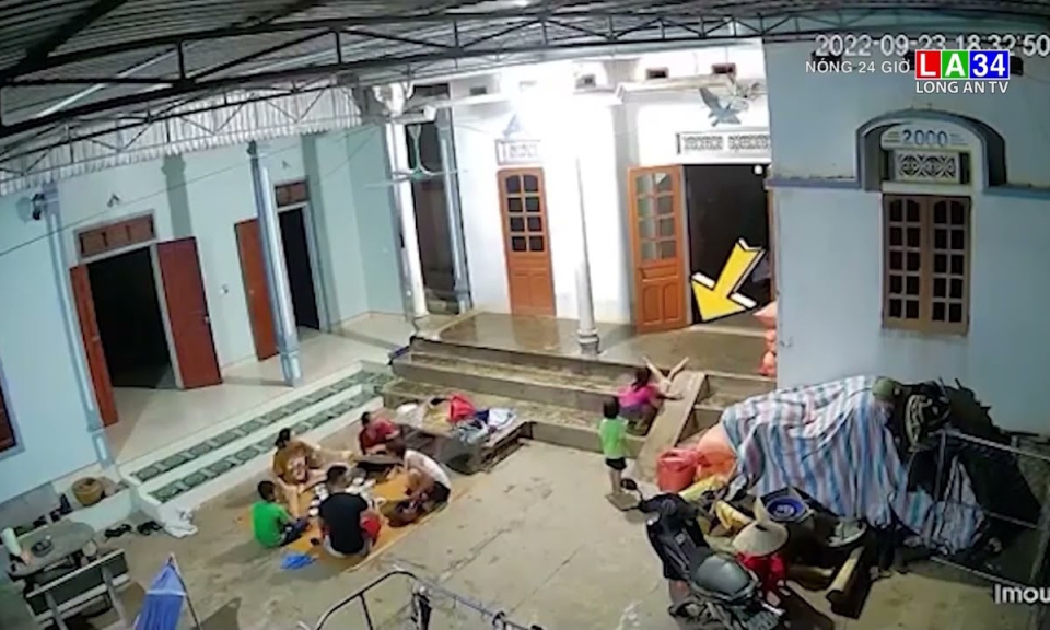 Phản xạ của chị g&aacute;i cứu em ng&atilde; ngửa tr&ecirc;n bậc thềm