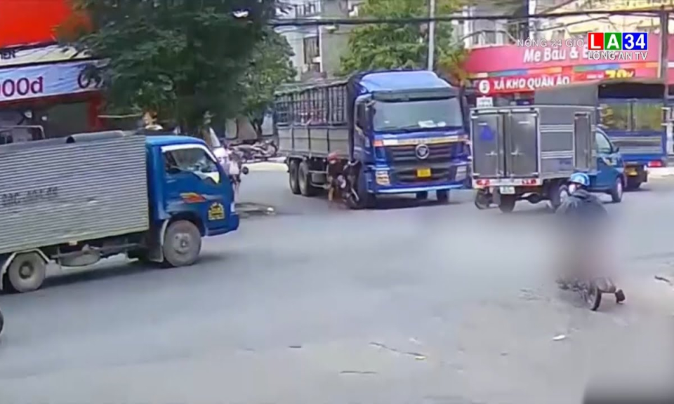 Xe m&aacute;y bị xe tải &ocirc;m cua đ&egrave; n&aacute;t v&igrave; đi v&agrave;o điểm m&ugrave;