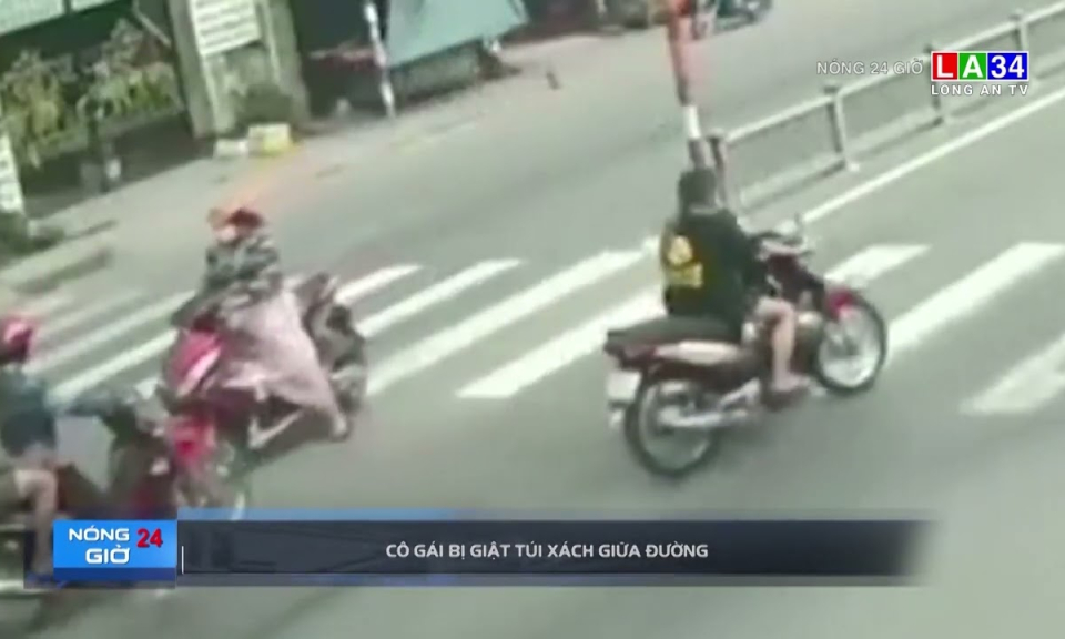 C&ocirc; g&aacute;i bị giật t&uacute;i x&aacute;ch giữa đường