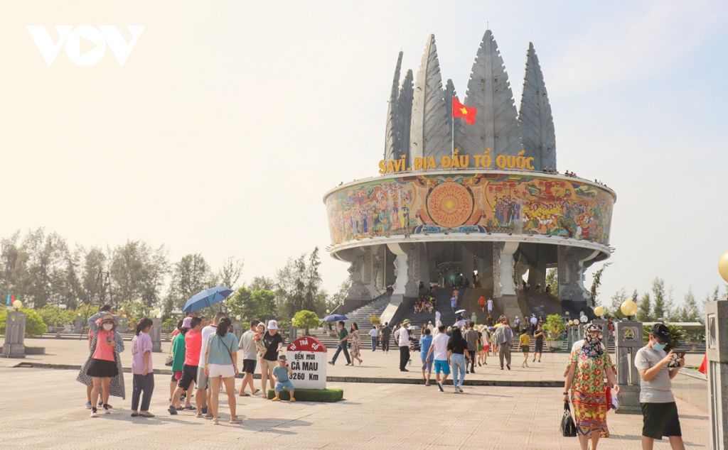 Mùa hè năm nay đánh dấu sự khởi sắc trở lại của du lịch Móng Cái, khi chỉ trong 5 ngày nghỉ lễ 30/4-1/5, thành phố biên giới đón và phục vụ khoảng 160.000 lượt khách, tăng 60% so với cùng kỳ năm ngoái. Hành trình của du khách thường bắt đầu từ mũi địa đầu Sa Vĩ, nơi “đặt nét bút đầu tiên vẽ nên hình chữ S - Việt Nam”.