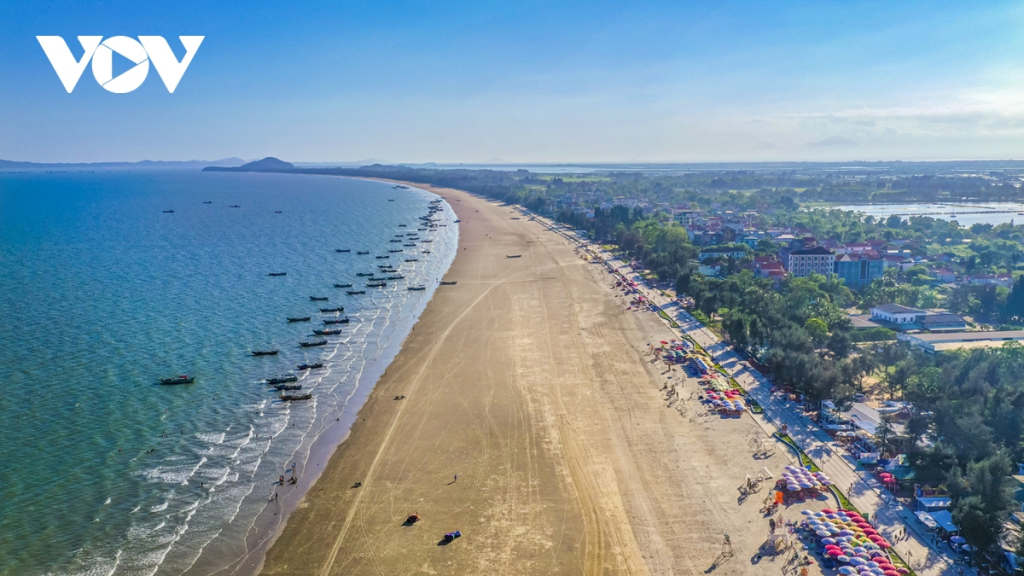 Bãi biển Trà Cổ dài gần 17km từ mũi Sa Vĩ đến mũi Ngọc là điểm đến “giải nhiệt” ngày hè hấp dẫn, nhờ làn nước xanh mát, hàng dương rì rào ôm trọn bãi cát trắng mịn trải dài. Du khách cũng rất háo hức khi theo thuyền của ngư dân địa phương ra khơi câu mực, nạo vạng…