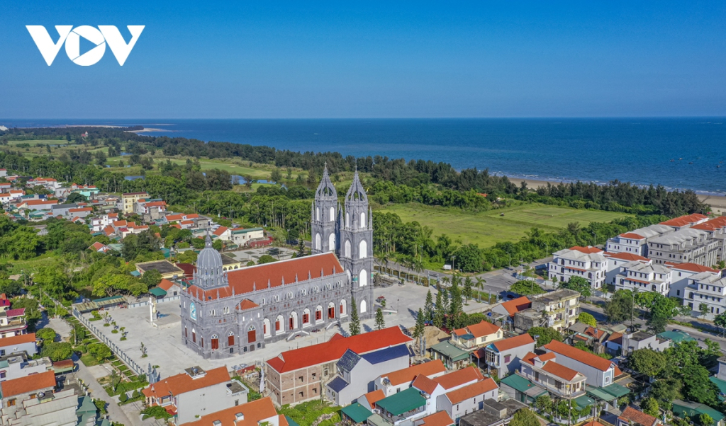 Nhà thờ Trà Cổ được xây dựng từ 1911 vừa hoàn thành trùng tu tiếp tục mở cửa đón khách tham quan. Công trình được đánh giá là một trong những nhà thờ có kiến trúc đẹp tại Việt Nam.