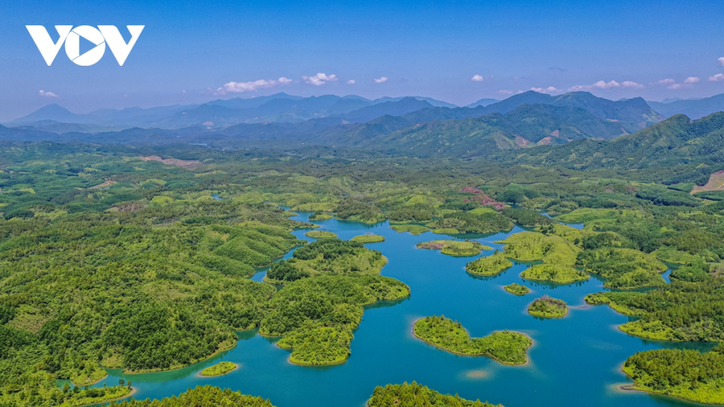 Các xã vùng cao của thành phố sở hữu nhiều “viên ngọc quý” ẩn trong núi rừng. Phình Hồ là một hồ nước tuyệt đẹp tại xã Bắc Sơn với hàng trăm ốc đảo xanh rì soi bóng xuống mặt nước, những cánh rừng già xanh mướt xung quanh…