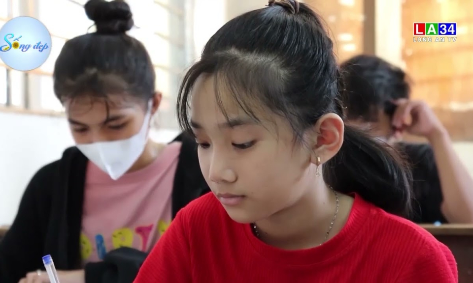 Thắp s&aacute;ng tri thức cho trẻ em ngh&egrave;o