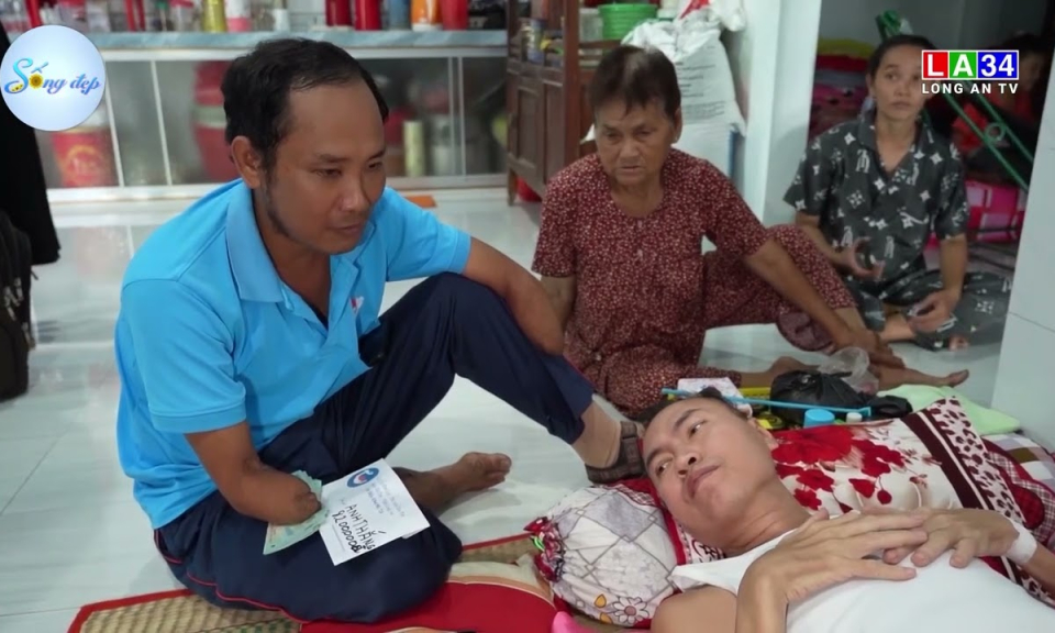 Ch&agrave;ng trai &ldquo;chim c&aacute;nh cụt&rdquo; mang y&ecirc;u thương