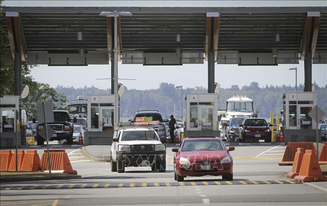 Các phương tiện đi qua cửa khẩu biên giới Canada - Mỹ tại Surrey, British Columbia, Canada. Ảnh: THX/TTXVN