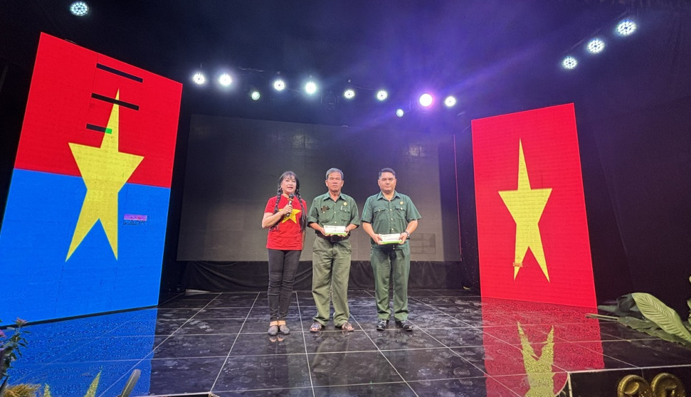 Trao quà cho đại diện lãnh đạo UBND Xã Hựu Thạnh và thị trấn Đức Hòa