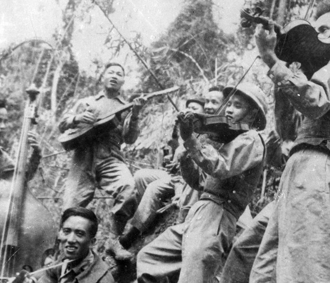 Các nghệ sỹ biểu diễn ngay trên đường hành quân (Ảnh tư liệu)