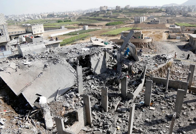 Cảnh tàn phá sau một cuộc không kích tại Sanaa, Yemen (Ảnh: THX/TTXVN)