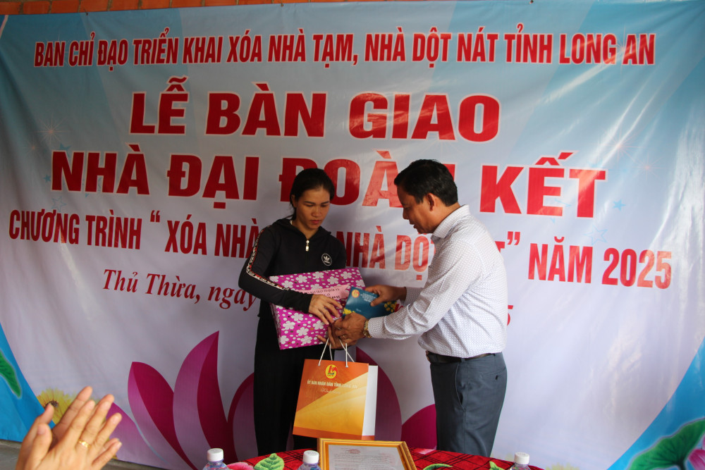 Phó Chủ tịch UBND tỉnh Long An - Phạm Tấn Hòa tặng quà tại lễ bàn giao nhà