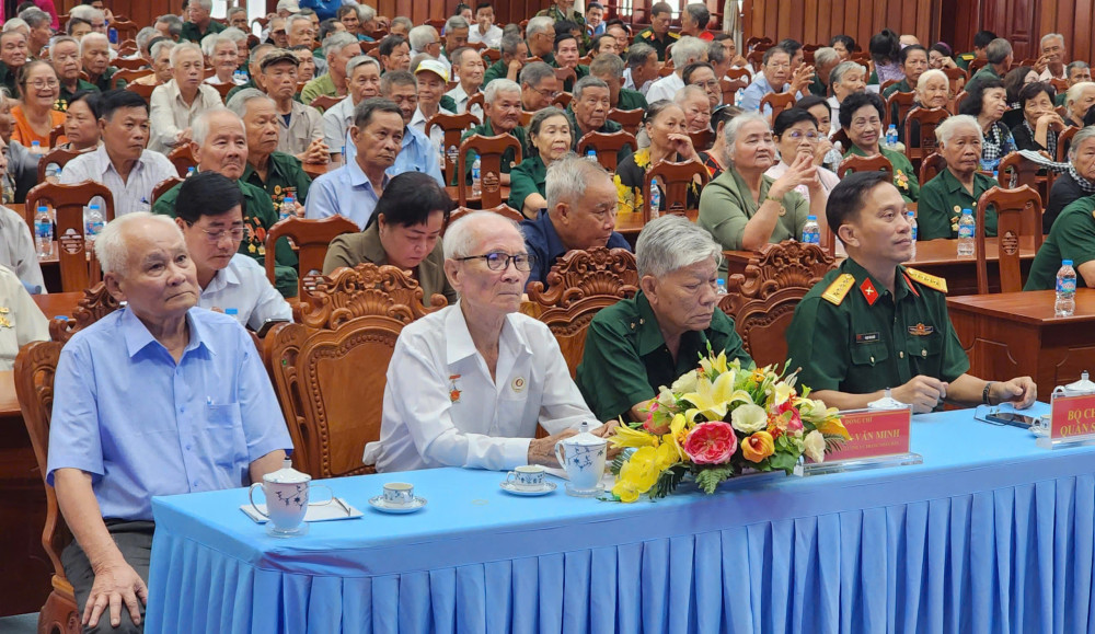 Các đại biểu tham dự buổi họp mặt