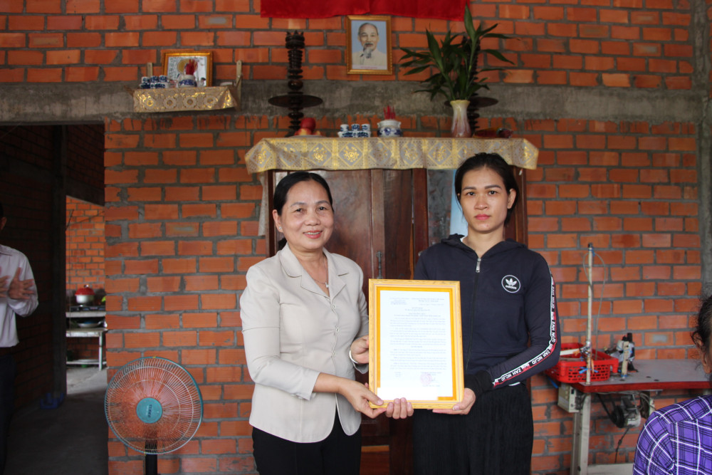 Phó Chủ tịch UBMTTQ Việt Nam tỉnh - Đỗ Thị Kim Thắm trao quết định bàn giao nhà cho bà Lưu Kim Linh