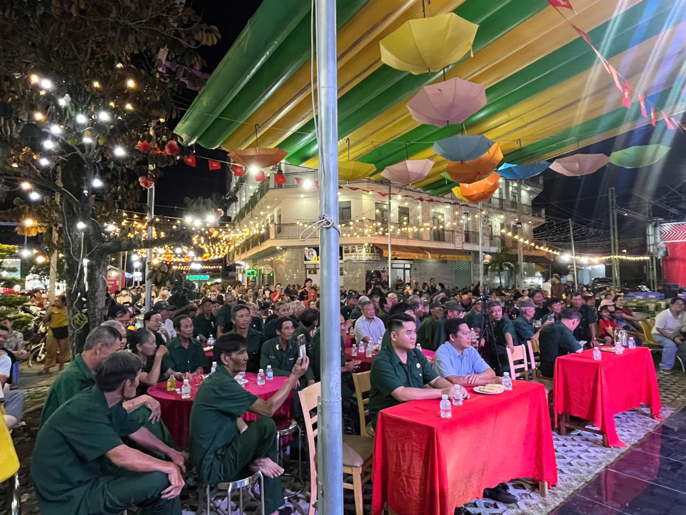 Đông đảo khán giả đến xem chương trình