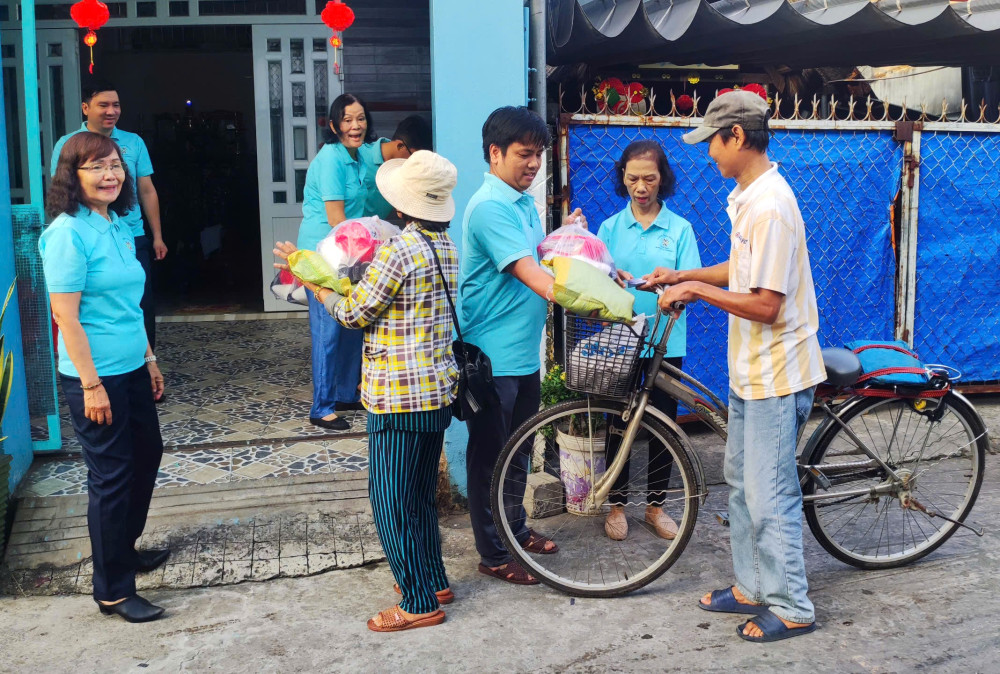 Các thành viên Nhóm thiện nguyện Bình Cư 1, phường 4, TP.Tân An hết lòng giúp đỡ những hoàn cảnh khó khăn