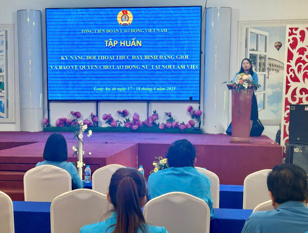 Phó Trưởng ban Tuyên giáo – Nữ công Tổng Liên đoàn Lao động Việt Nam - Trần Thu Phương phát biểu tại buổi tập huấn