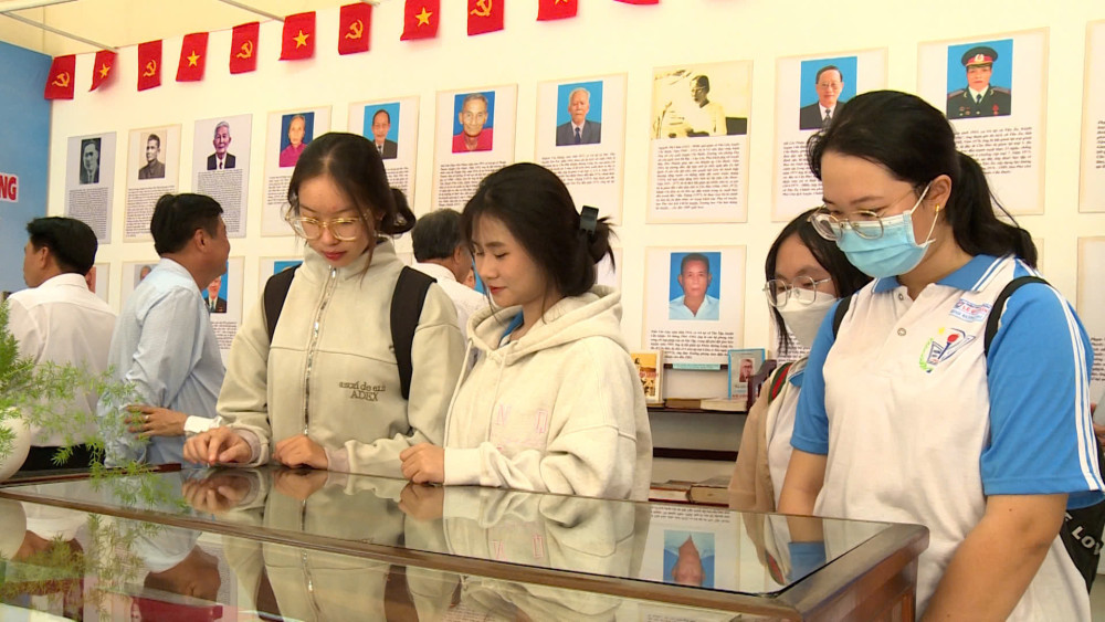 Học sinh tham quan hiện vật tại không gian trưng bày chuyên đề 