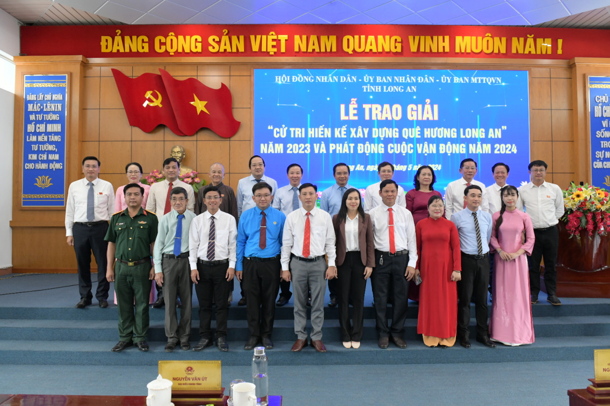 Các tác giả đoạt giải thưởng Cuộc vận động “Cử tri hiến kế xây dựng quê hương Long An” lần thứ nhất chụp ảnh lưu niệm cùng Ban Tổ chức Cuộc vận động