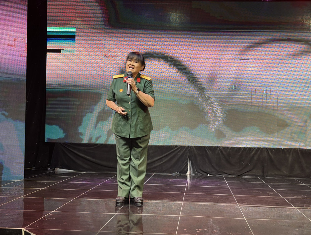 Ca sĩ Hạ Châu trình bày ca khúc 