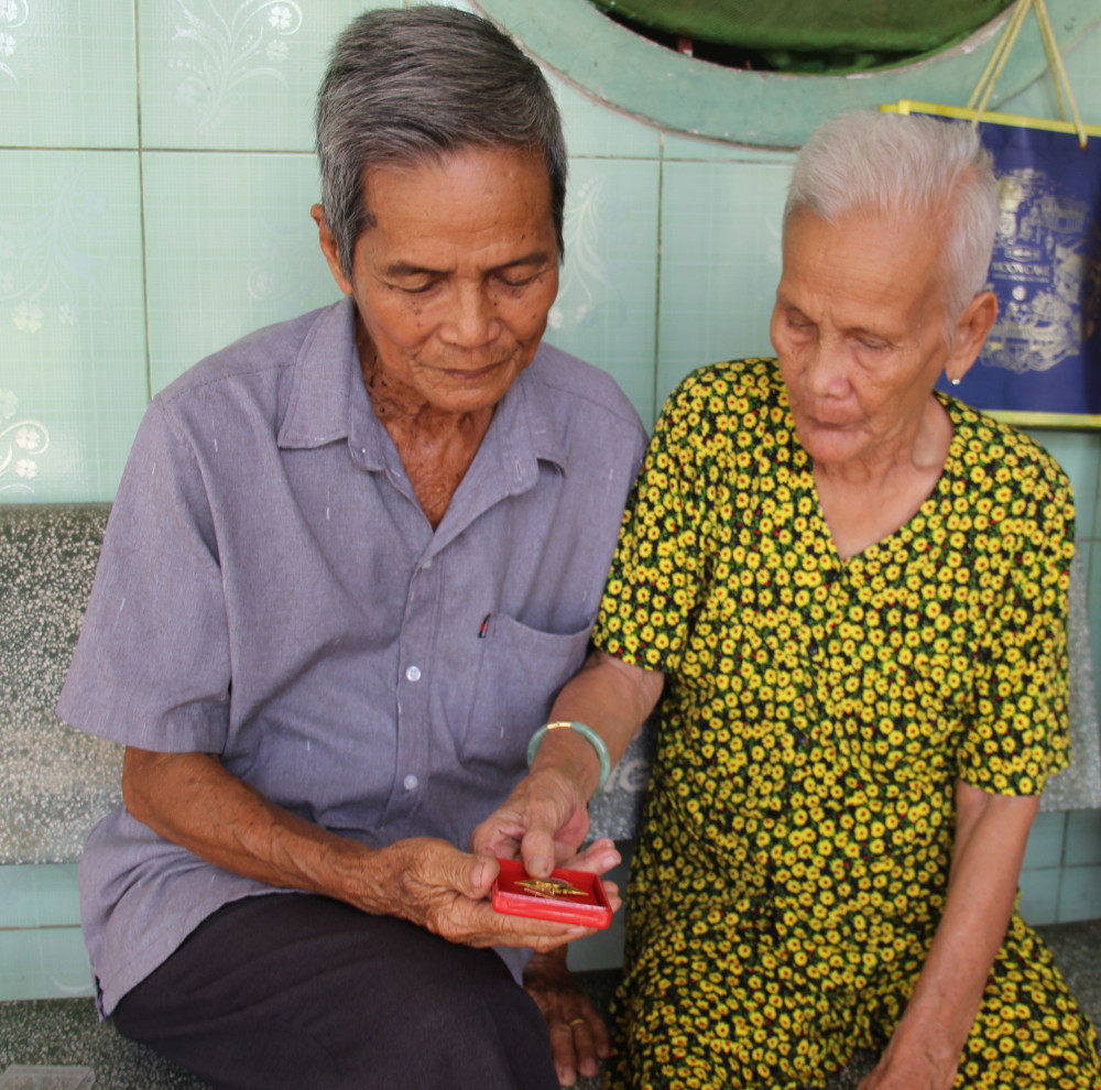 Vợ chồng ông Phan Quốc Ninh và bà Châu Hồng Điệp (ấp 3, xã Lạc Tấn, huyện Tân Trụ) đã cùng chiến đấu, nương tựa, sẻ chia, yêu thương nhau hơn 50 năm